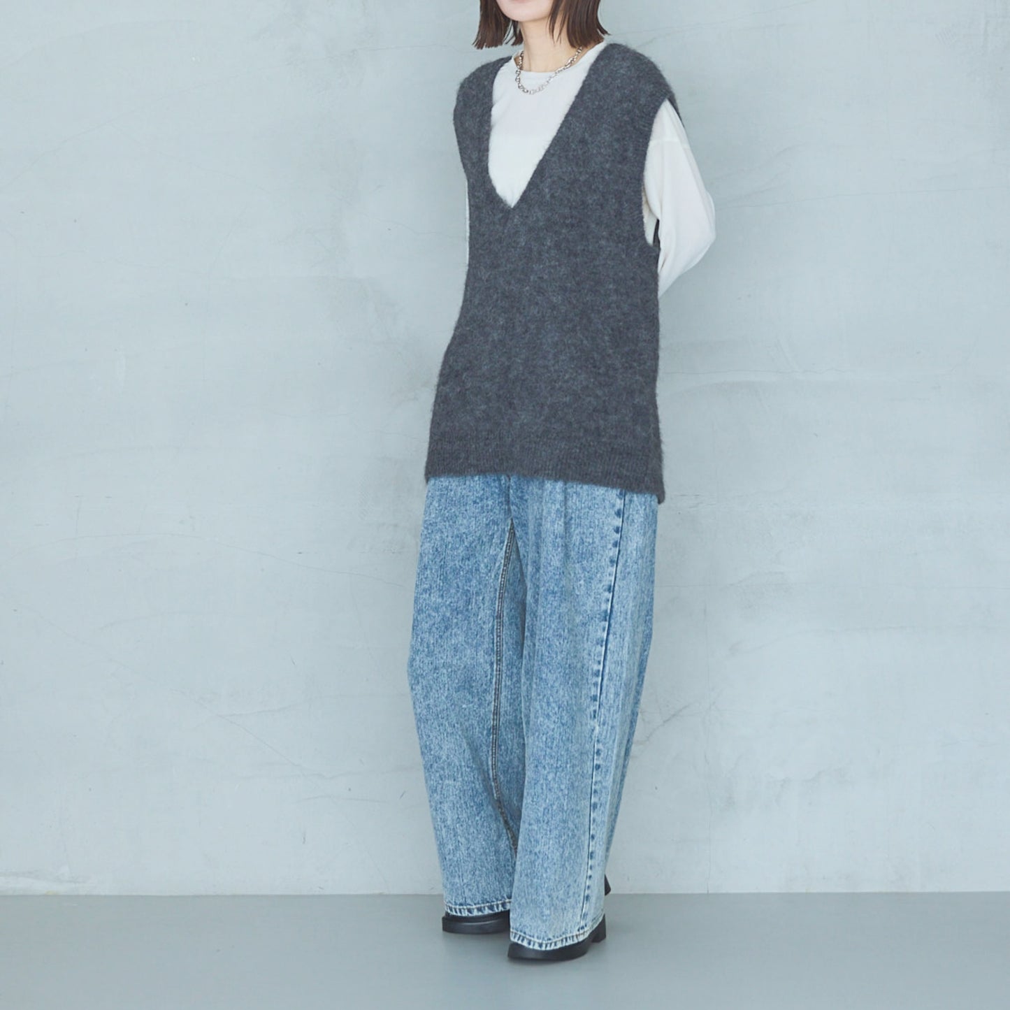 5-Gauge Alpaca Shaggy V-Neck Vest with Anti-Vertical Stretch Processing