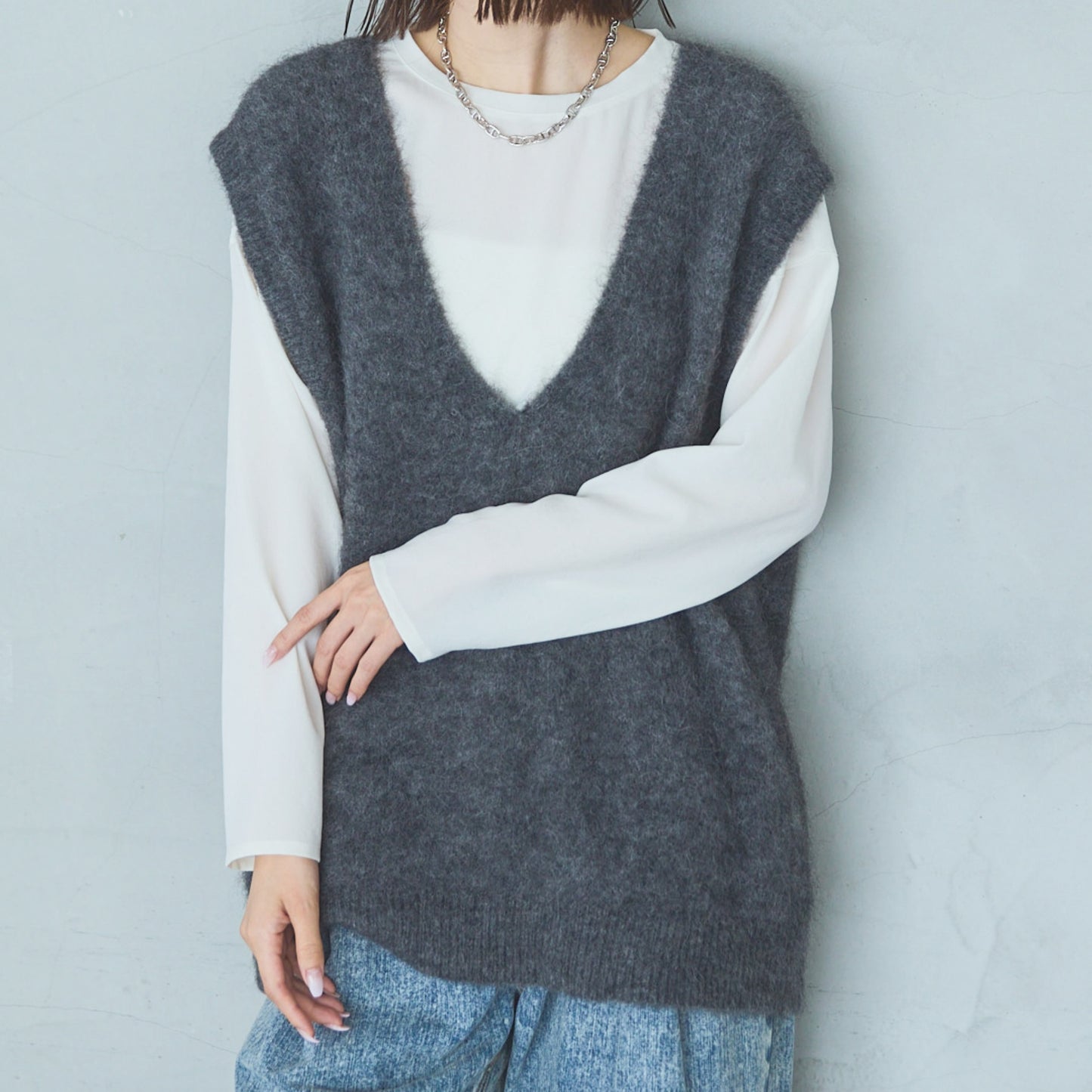 5-Gauge Alpaca Shaggy V-Neck Vest with Anti-Vertical Stretch Processing