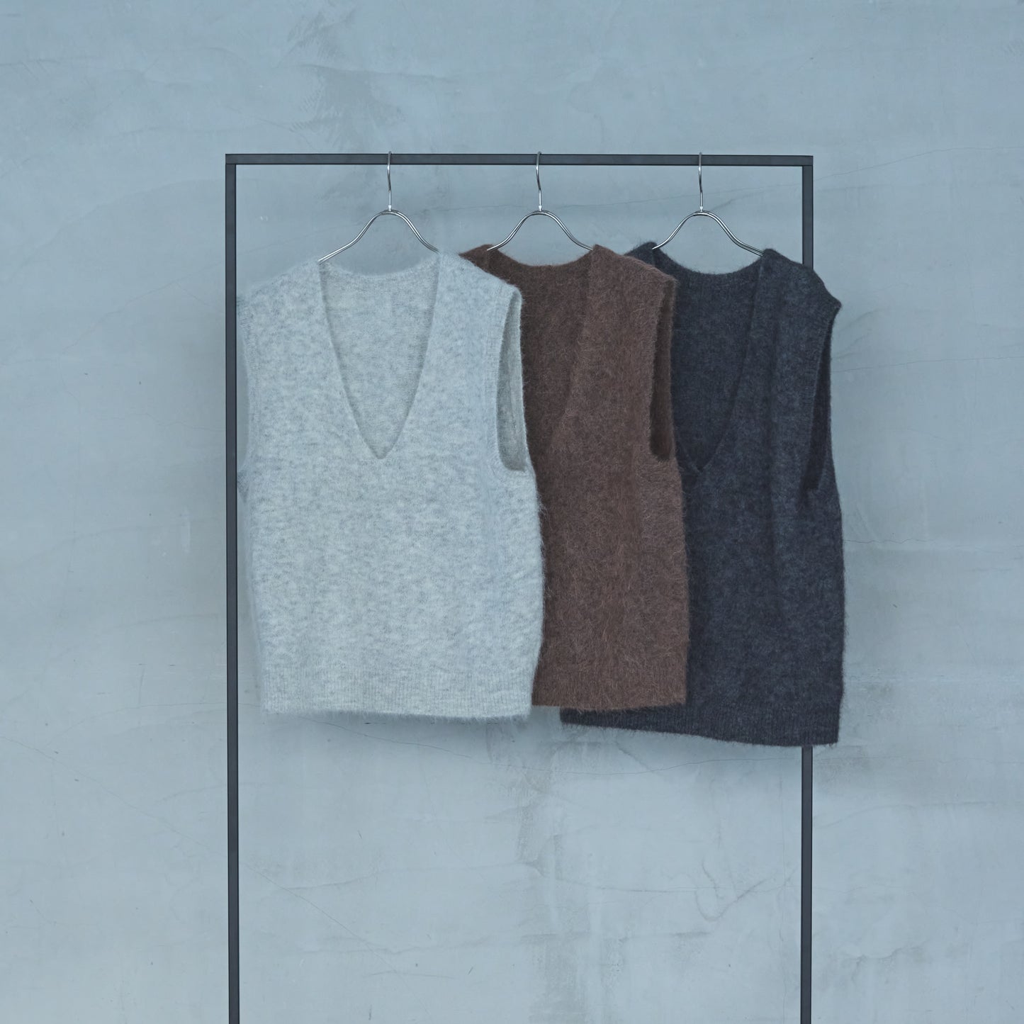 5-Gauge Alpaca Shaggy V-Neck Vest with Anti-Vertical Stretch Processing