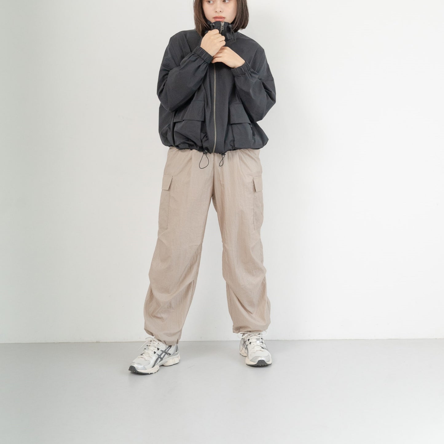 New diamond-pattern pleated parachute pants