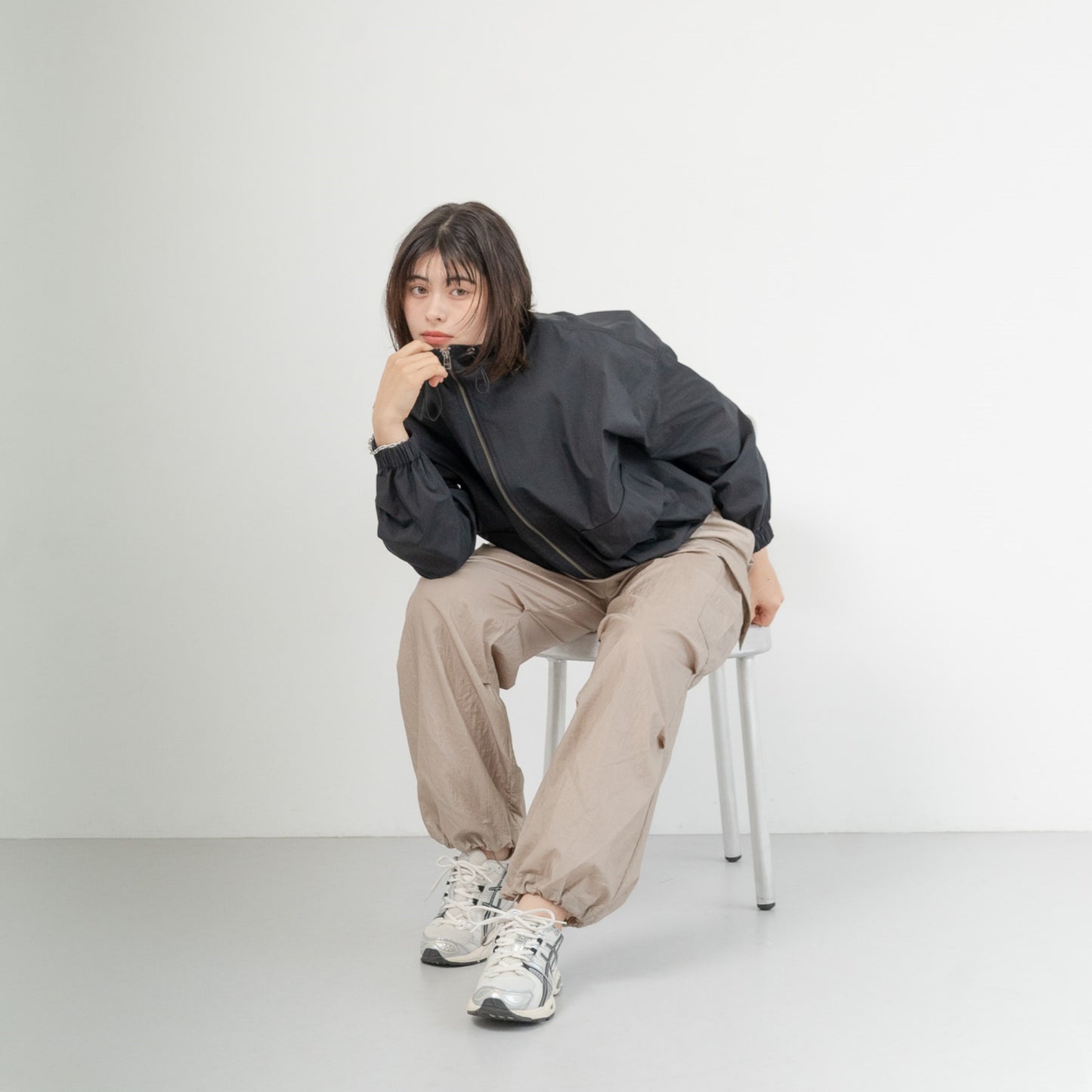New diamond-pattern pleated parachute pants