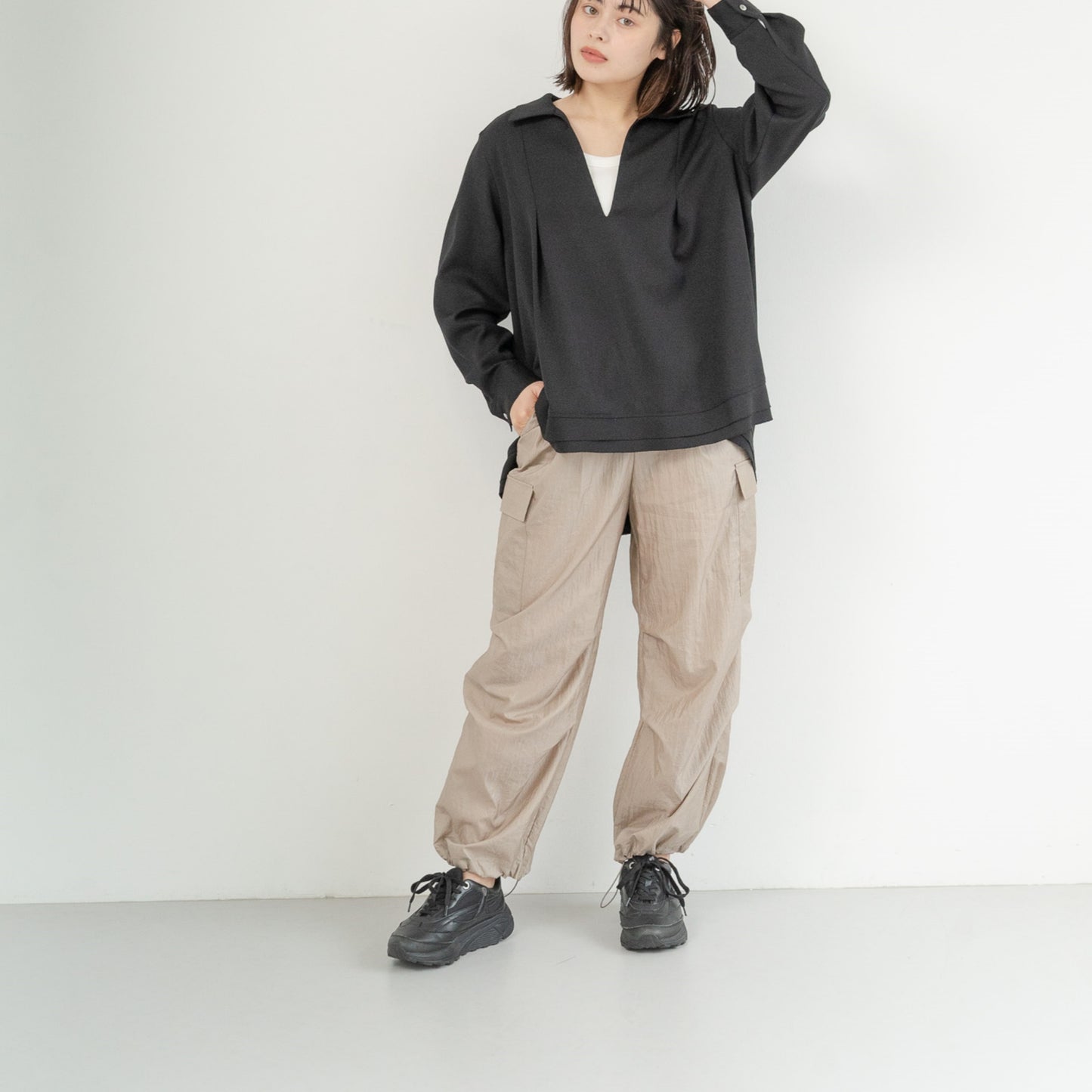 New diamond-pattern pleated parachute pants
