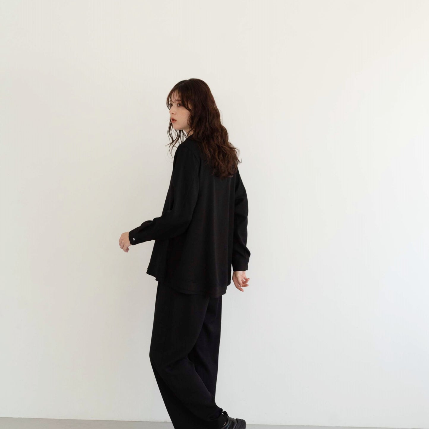 Japanese fabric Alicia Lino captain deep V-neck shirt