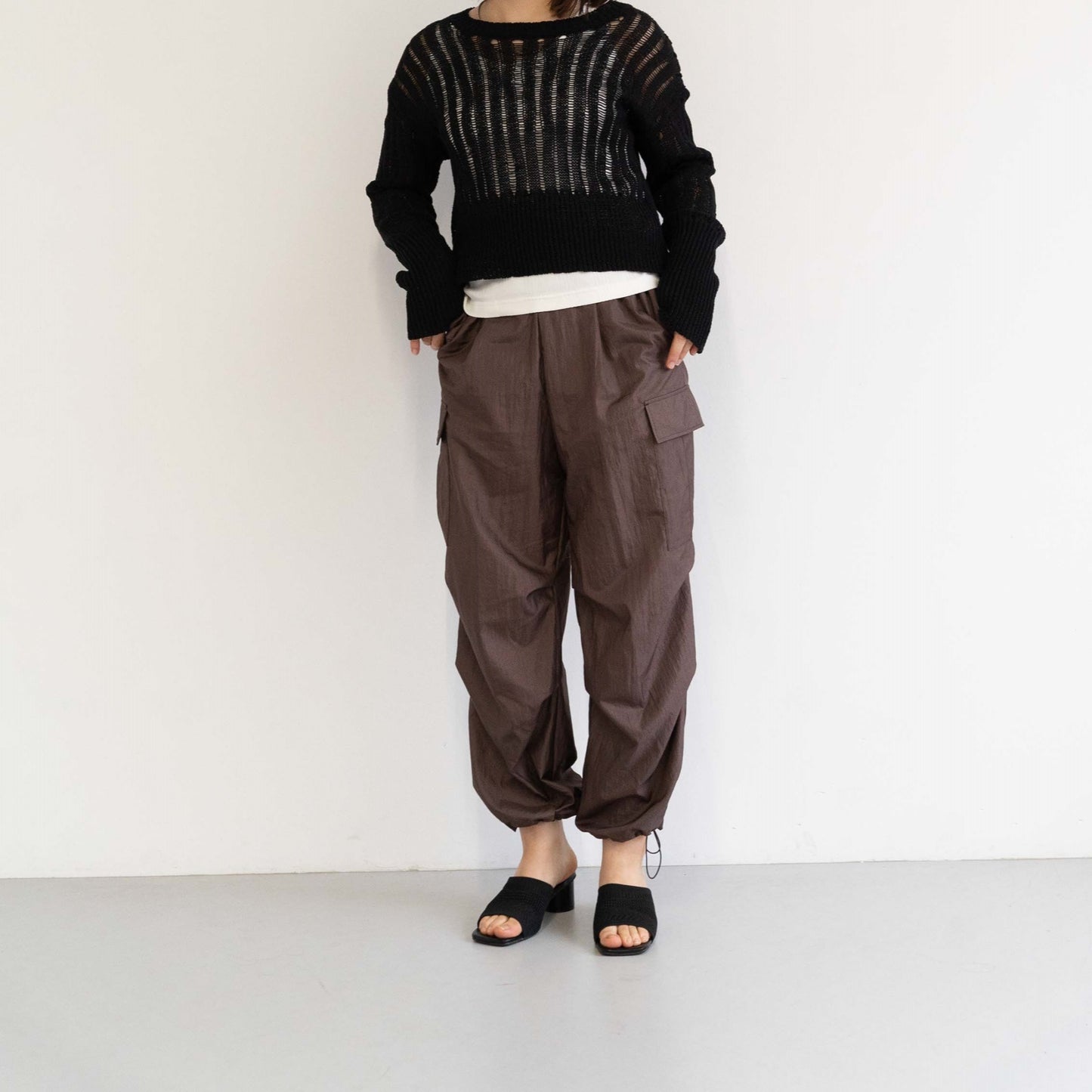 New diamond-pattern pleated parachute pants