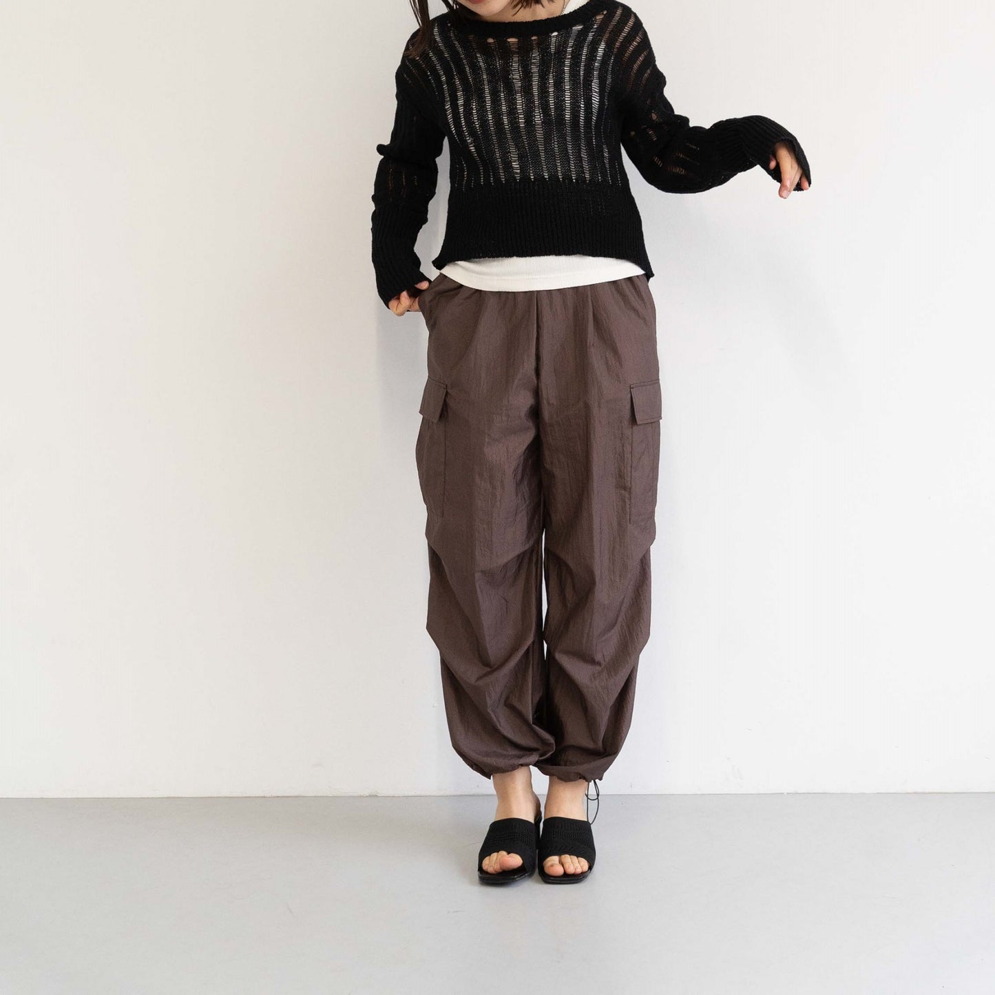 New diamond-pattern pleated parachute pants