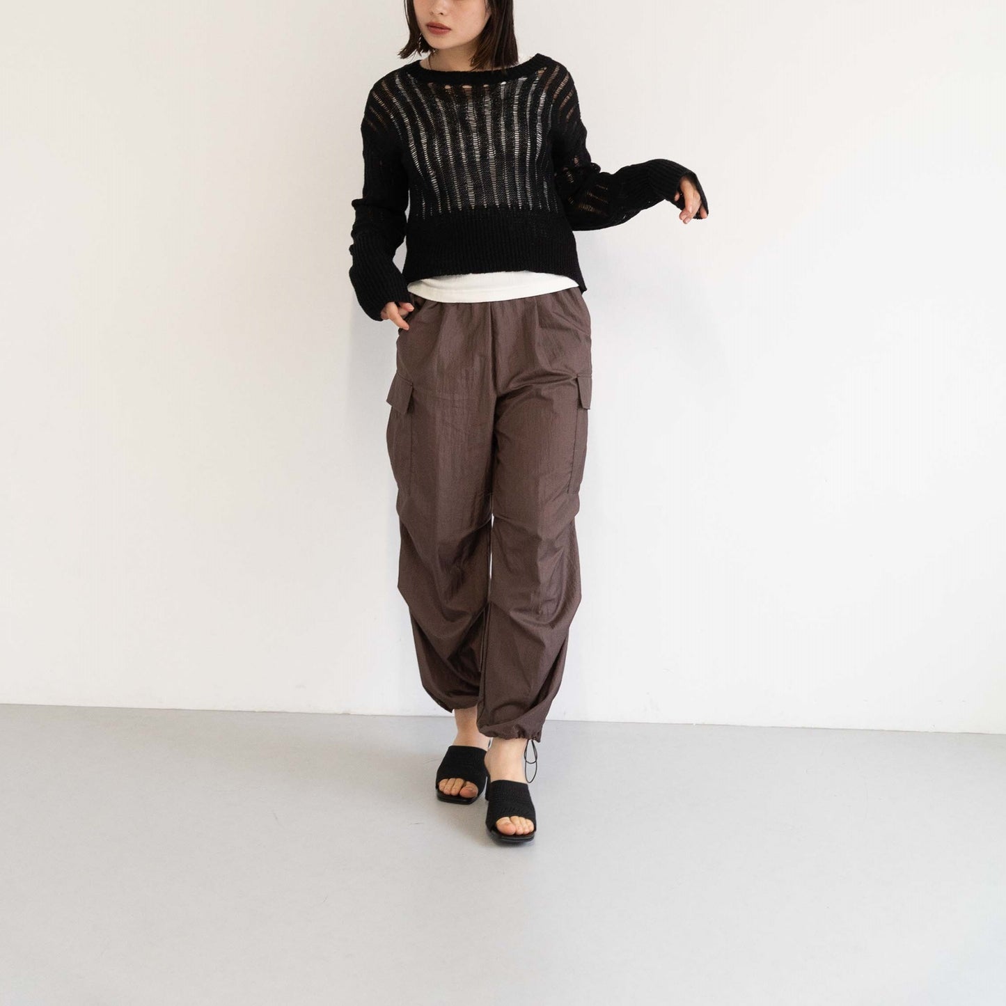 New diamond-pattern pleated parachute pants