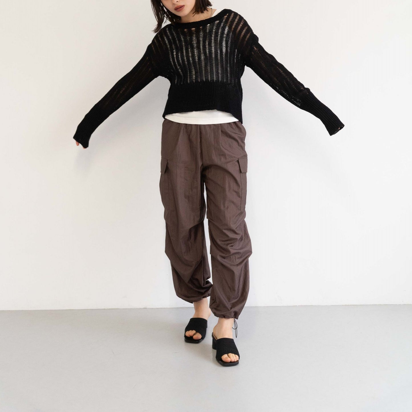 New diamond-pattern pleated parachute pants