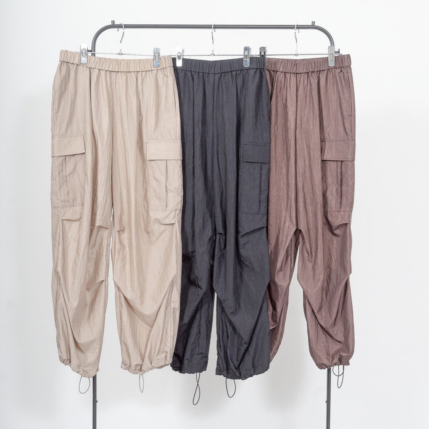 New diamond-pattern pleated parachute pants