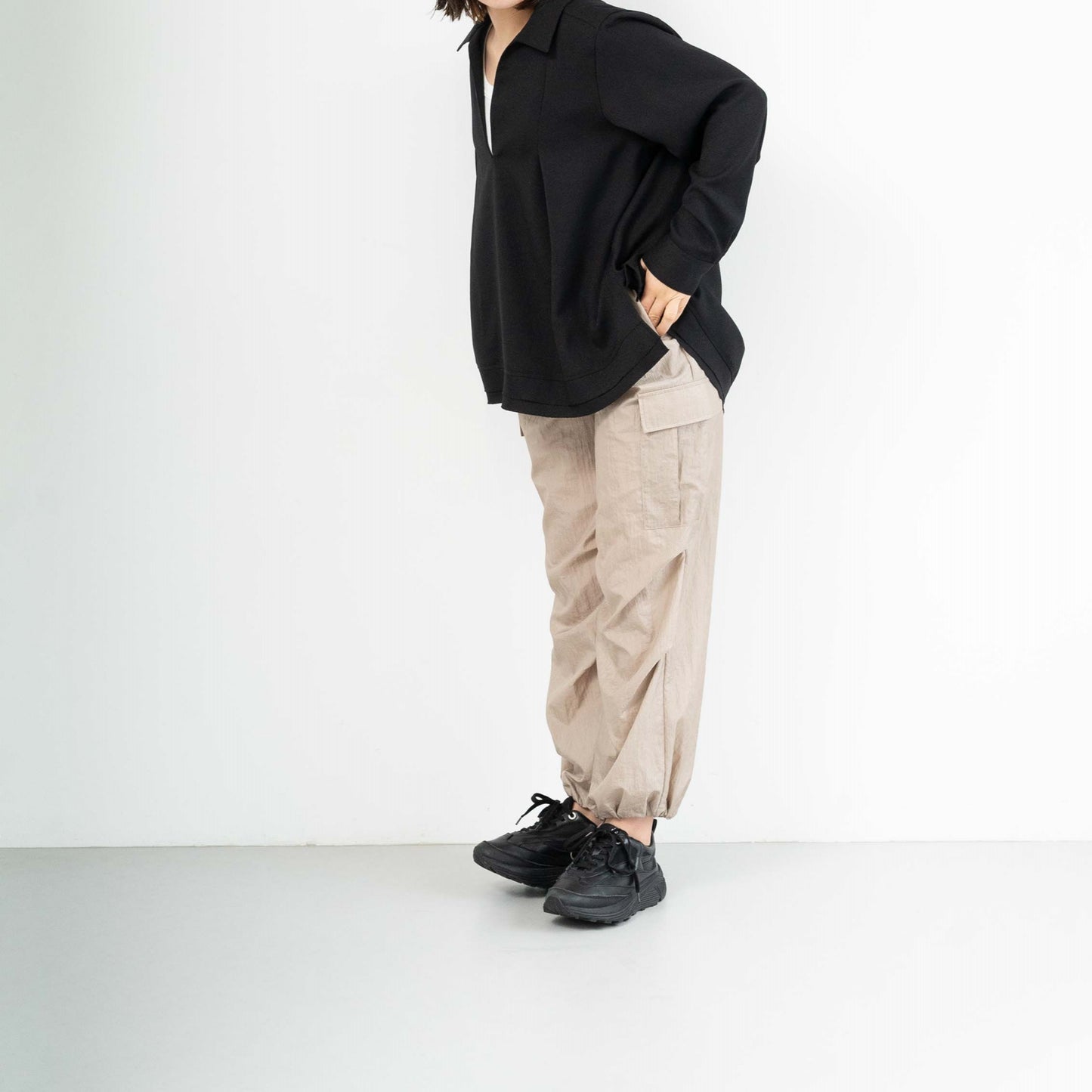 New diamond-pattern pleated parachute pants