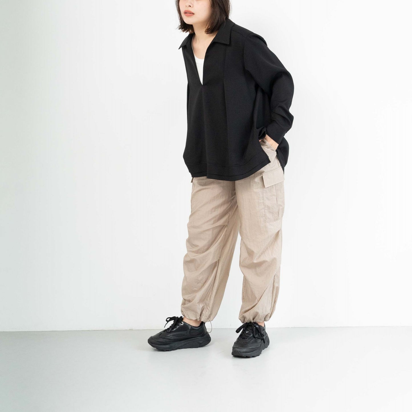 New diamond-pattern pleated parachute pants