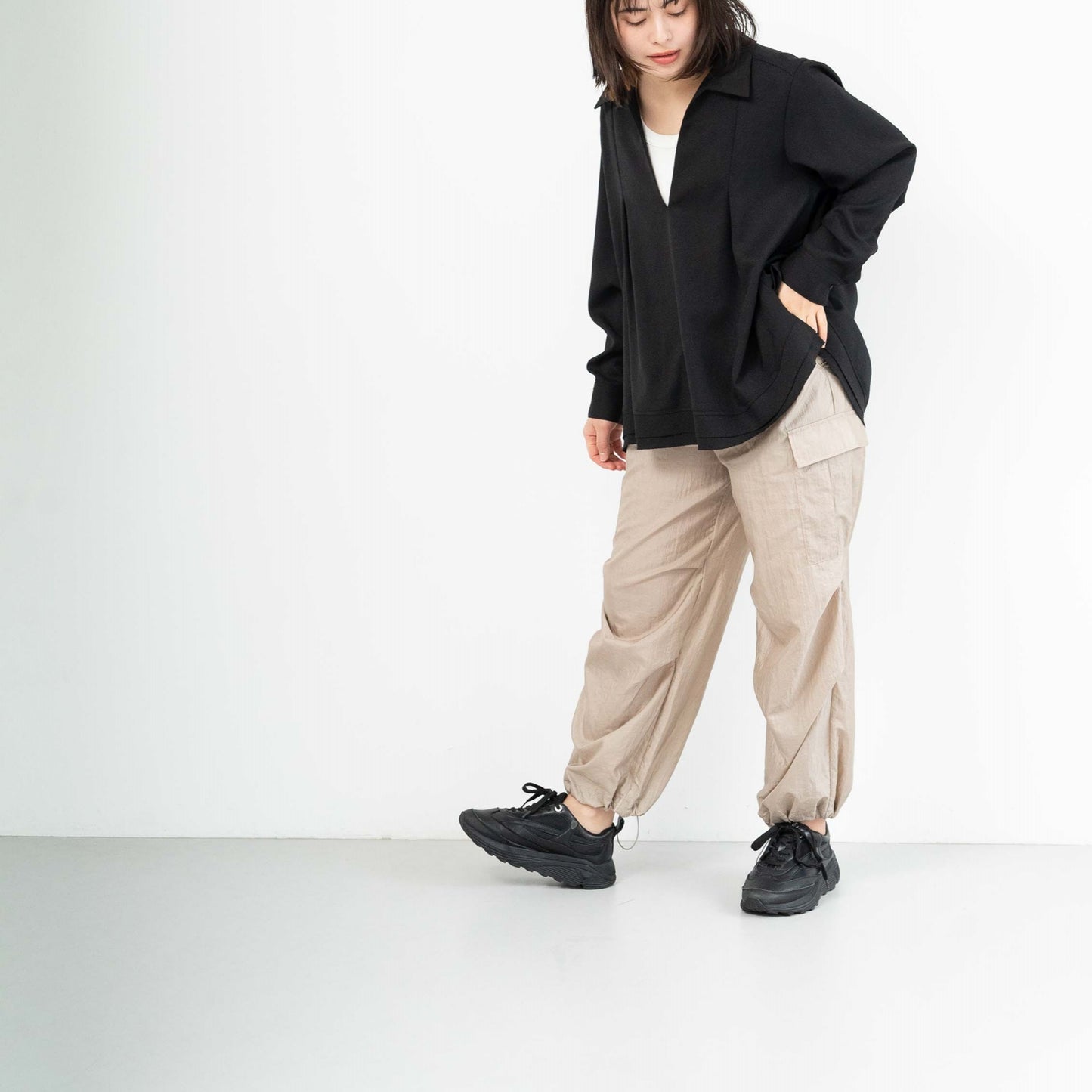 New diamond-pattern pleated parachute pants