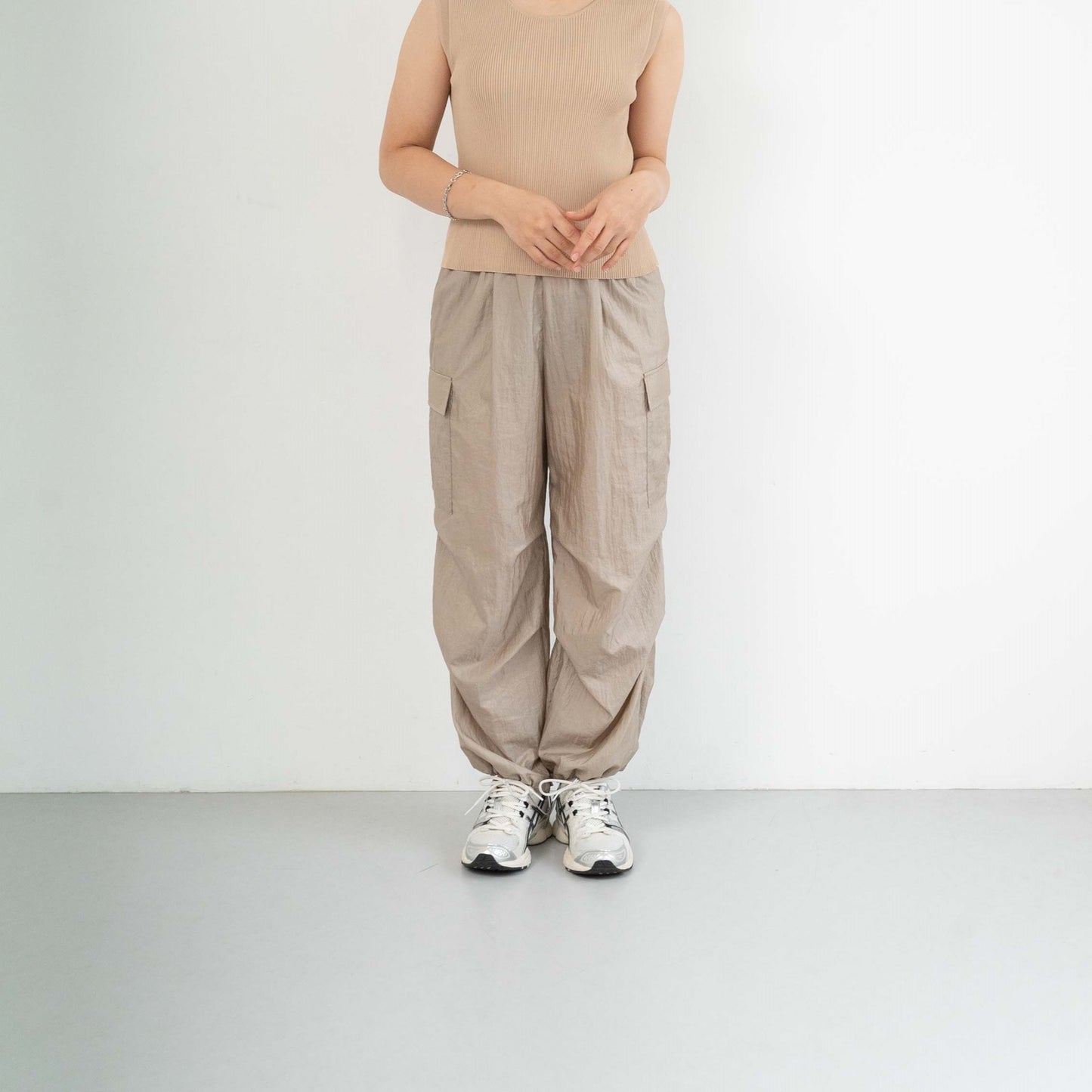 New diamond-pattern pleated parachute pants