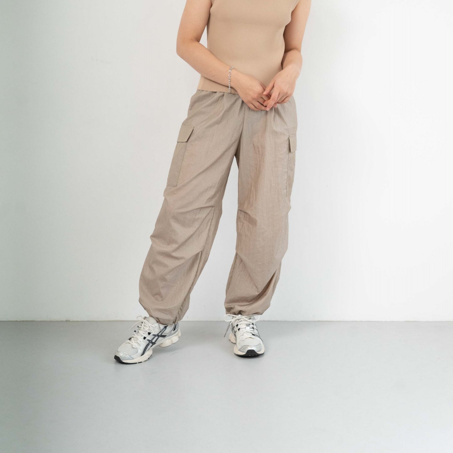 New diamond-pattern pleated parachute pants