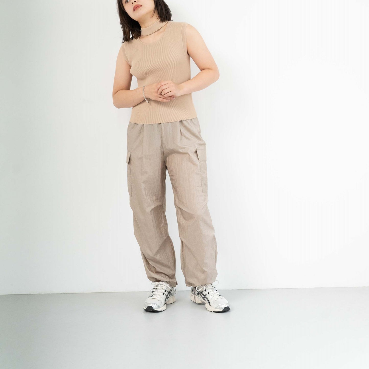 New diamond-pattern pleated parachute pants