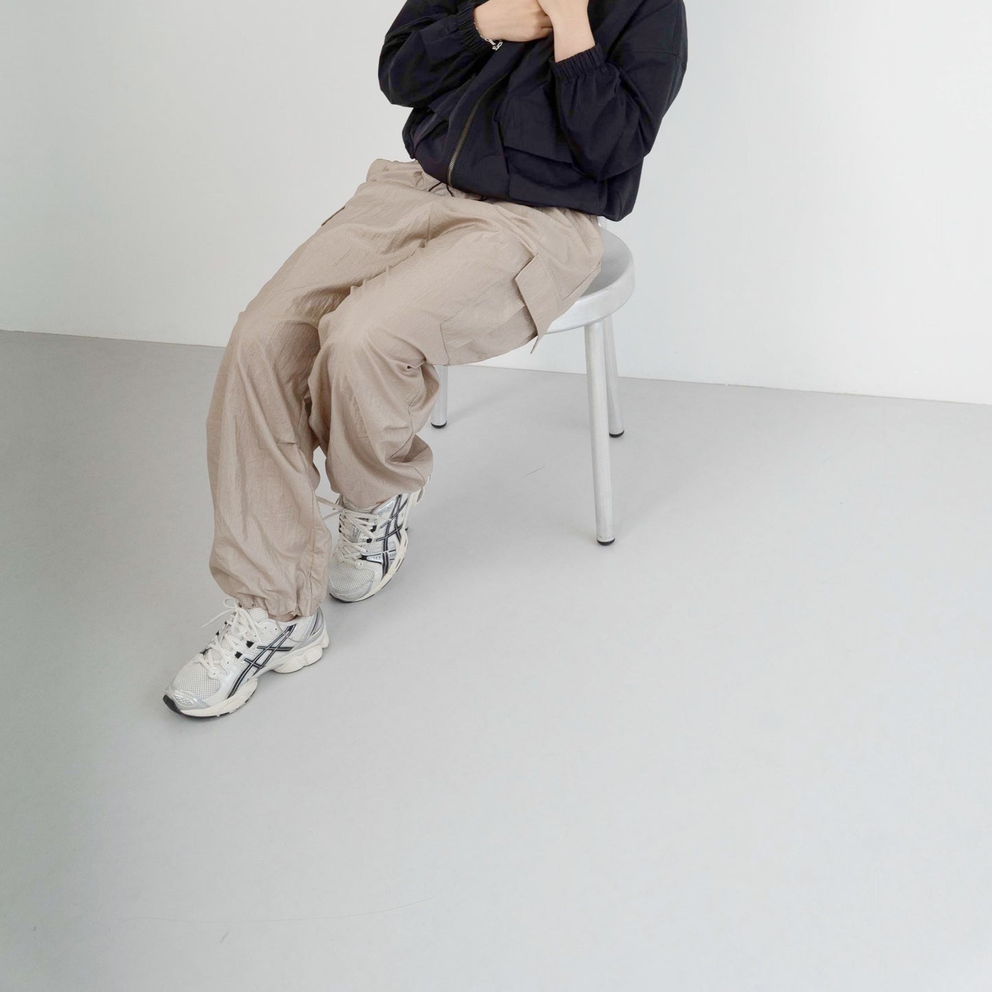 New diamond-pattern pleated parachute pants