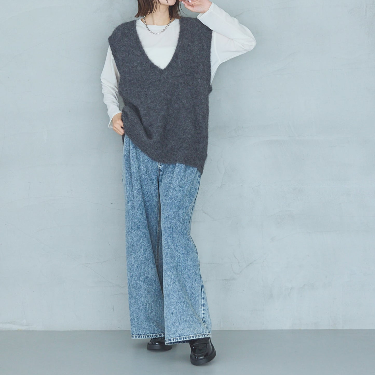 5-Gauge Alpaca Shaggy V-Neck Vest with Anti-Vertical Stretch Processing