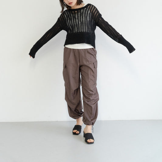 New diamond-pattern pleated parachute pants